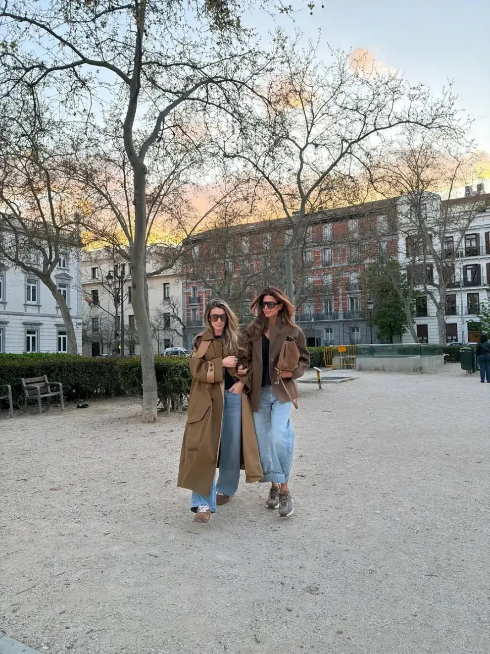 Foto de Juliana Awada y su hija Tini con looks de otoño combinados.
