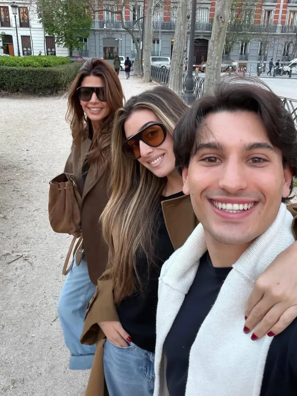 Foto de Juliana Awada y su hija Tini con looks de otoño combinados.