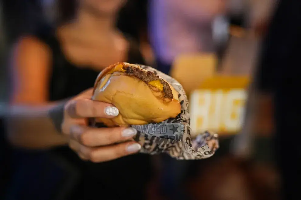 Desde las 19 horas y hasta el cierre de cada local adherido, más de 200 restaurantes y cadenas ofrecerán un combo especial con 50% de descuento.