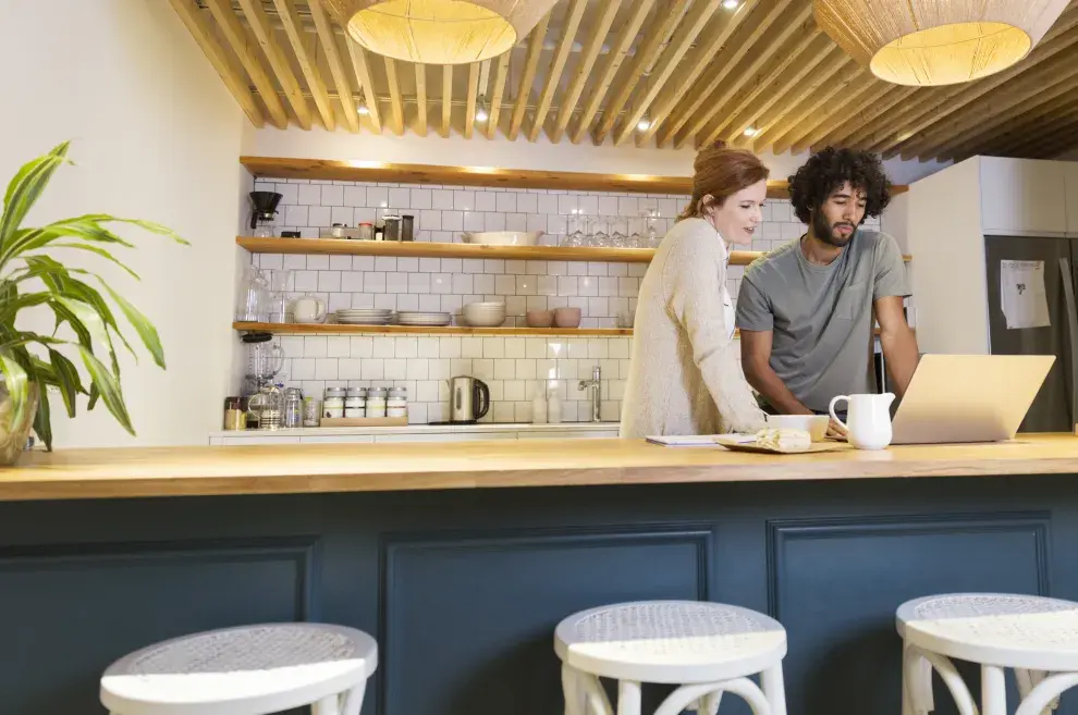 Foto de pareja en la cocina.