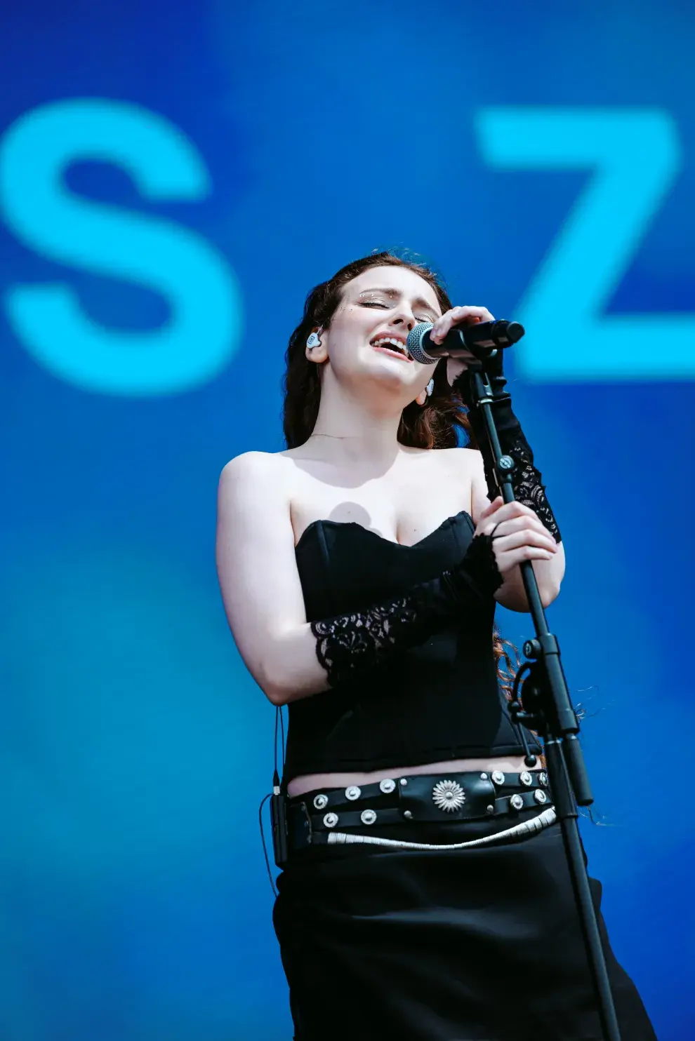 En el Samsung Stage, Mora Fisz presentó canciones de su disco Sinestesia.