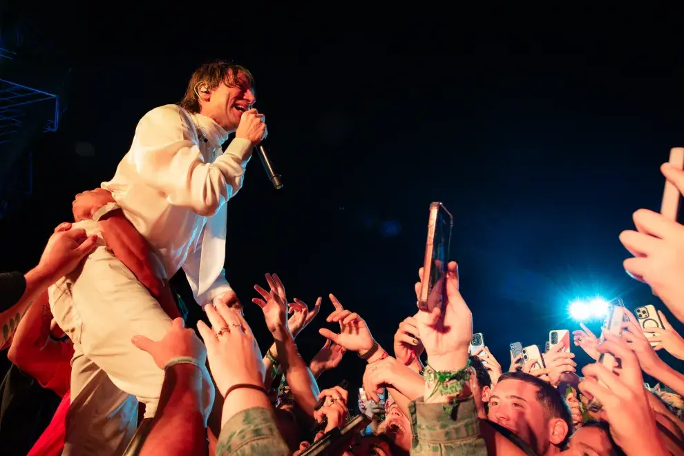 Clásicos como “Pasos al costado” y “Magia Blanca” hicieron estallar al público, que armó pogo y convirtió el show en una verdadera celebración del rock nacional. 