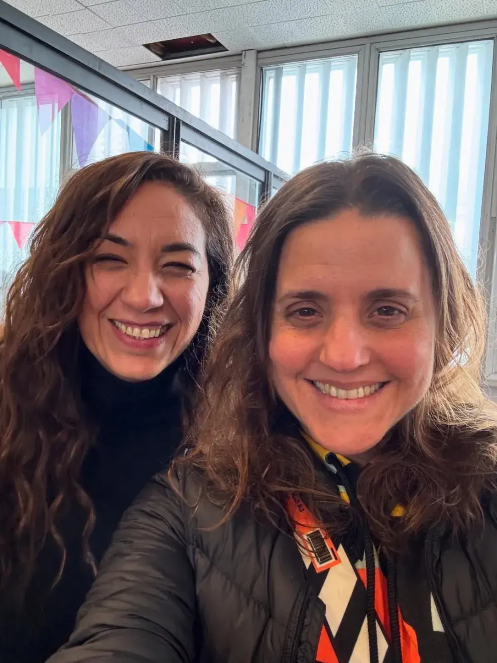 Foto de Lorena Vega junto a Tati Rojas, coordinadora de intimidad de las dos temporadas de En el barro.