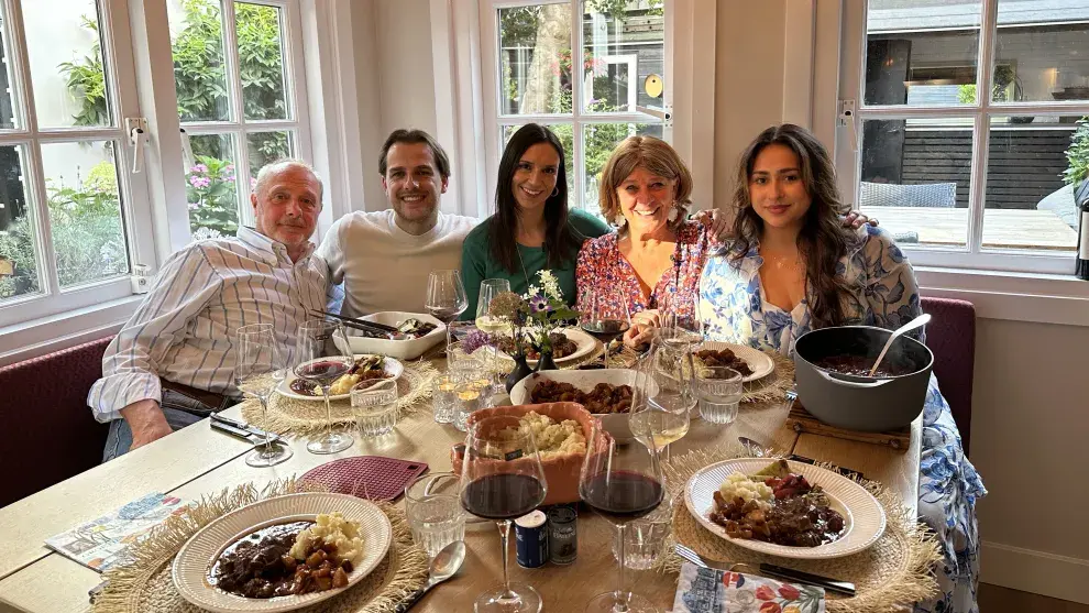 Esta temporada, en el episodio de Amsterdam comparte esta mesa familiar.