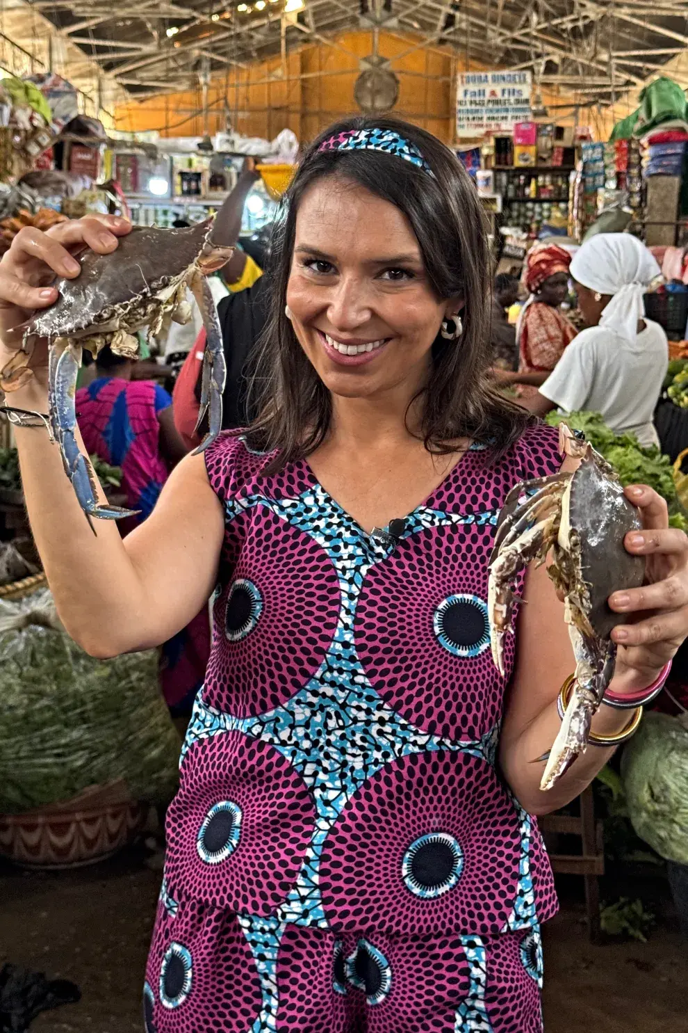 En Senegal visitó un mercado de pescados y mariscos. en África se le ofreció beber sangre de vaca recién extraída en una suerte de ritual y convivió con los maasáis, una tribu indígena que vive en el Masái Mara. En Bangkok, degustó grillos; en Tokio semen de pescado. 
