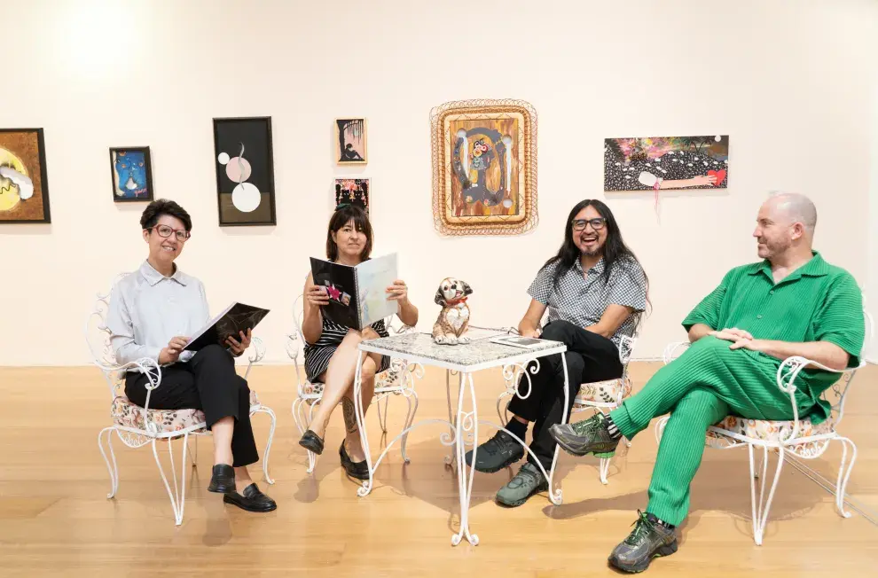 En una de las instalaciones de la muestra, posa el equipo que la llevó adelante: Nancy Rojas, curadora del museo, Fernanda Laguna, Miguel López, curador de la exposición, y Manuel Segade, director del Museo Reina Sofía, adonde irá el año que viene.