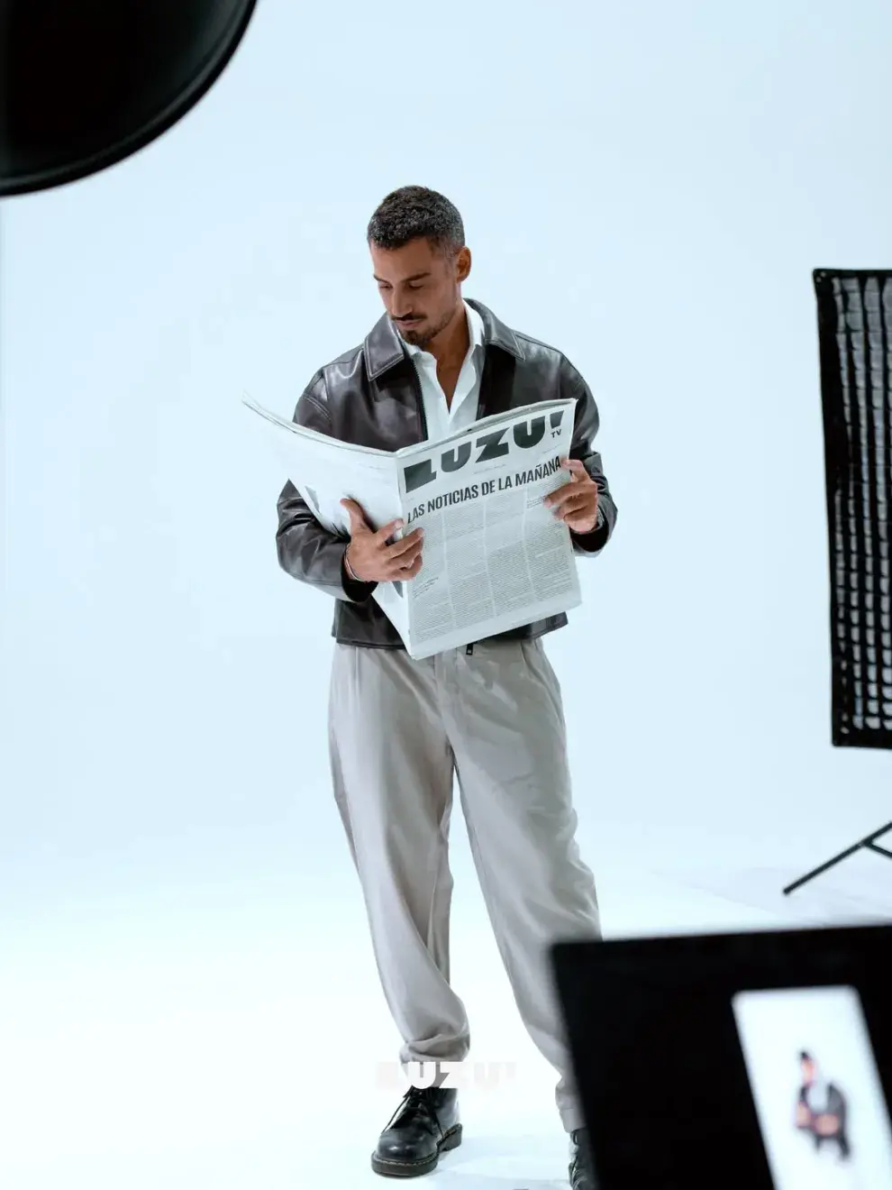 Foto de Nico Occhiato con un diario.