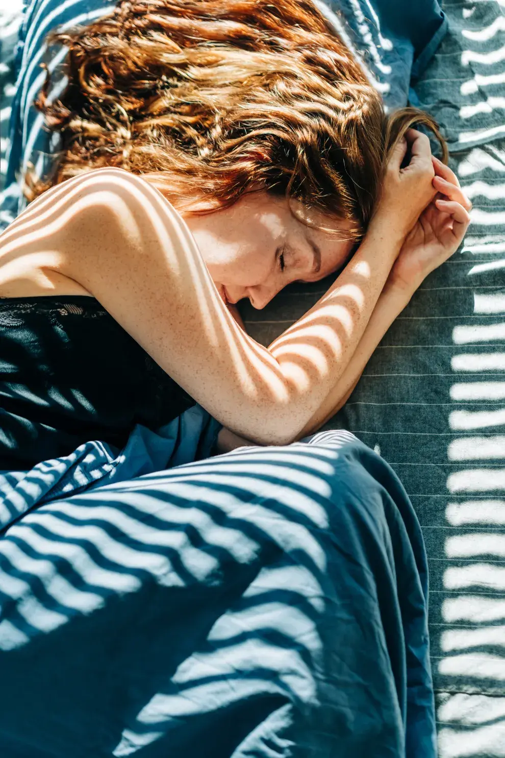 Foto de mujer aburrida en la cama.