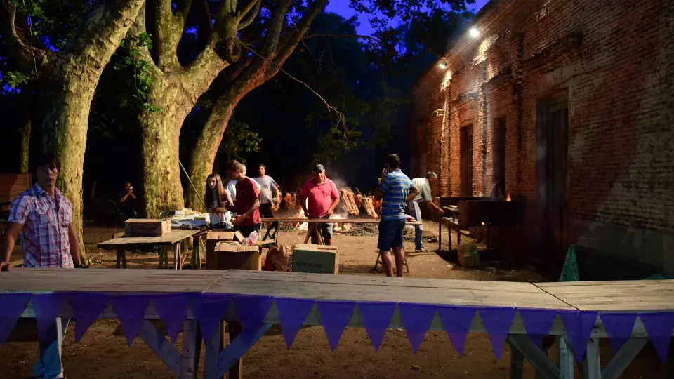 Establecimientos centenarios, lo mejor de la cocina rural y música al aire libre invitan en Roque Pérez a disfrutar de una tradición renovada