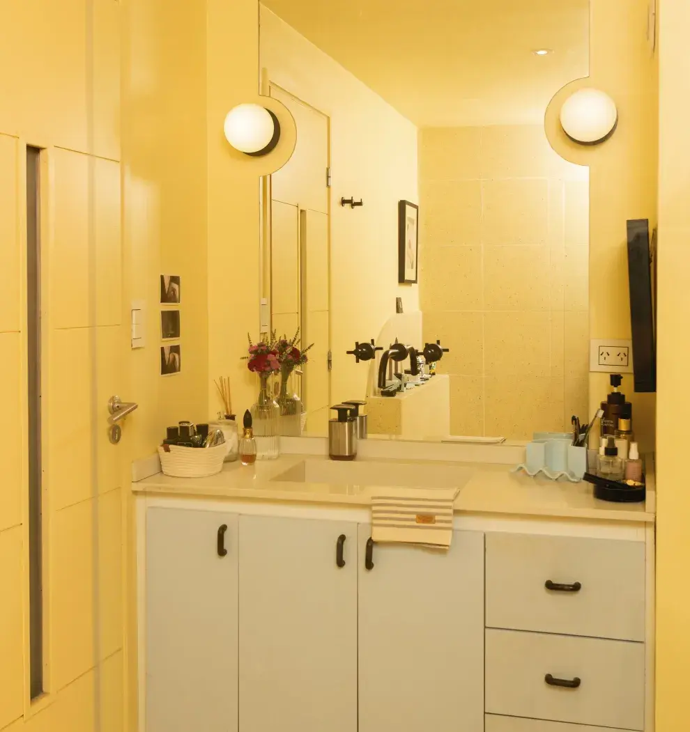 En cada rinconcito, flores de colores  (@hola.kitsune). En este caso, sobre la mesada del baño.