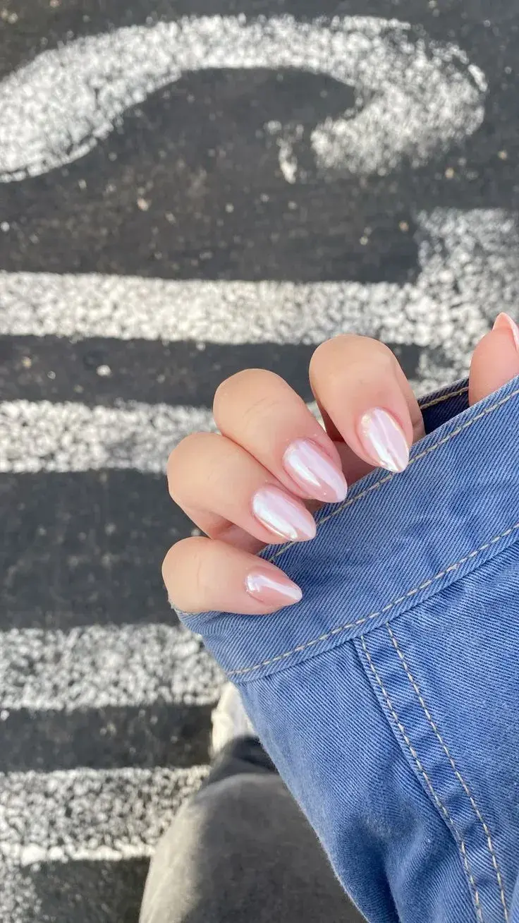 Rosa water Chrome nails: las uñas rosadas son la alternativa ideal para marzo
