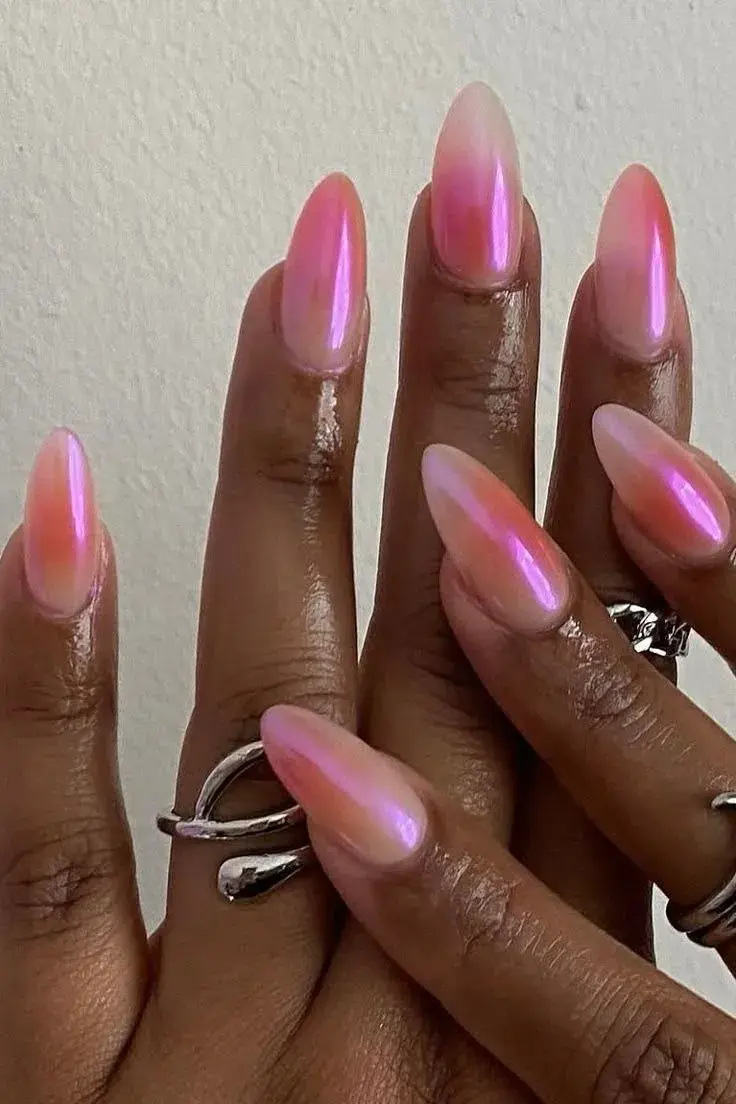 Rosa water Chrome nails: las uñas rosadas son la alternativa ideal para marzo