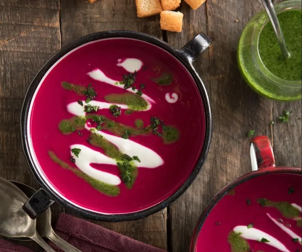 Sopa cremosa de remolacha y queso