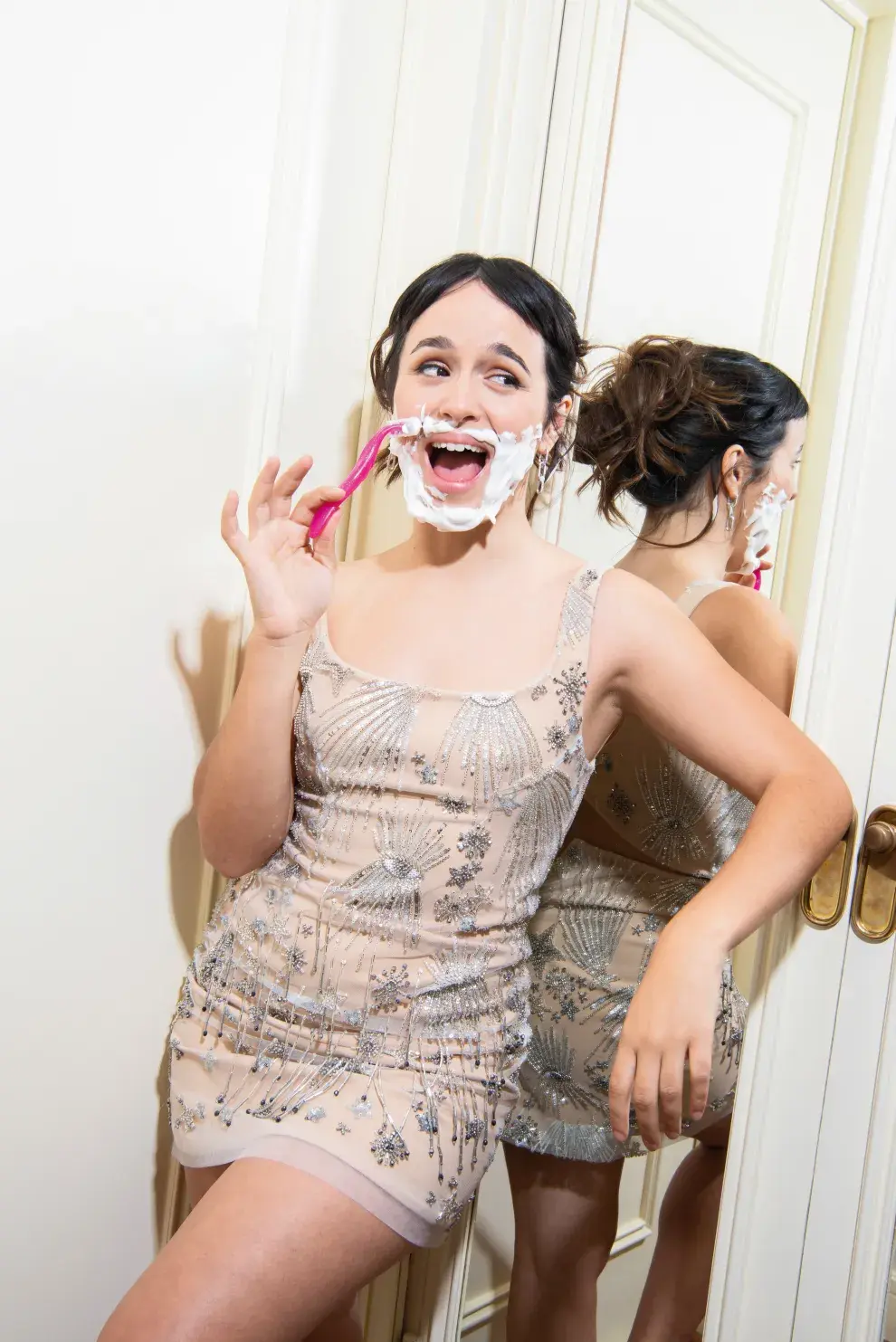 Evitta Luna afeitandose la cara