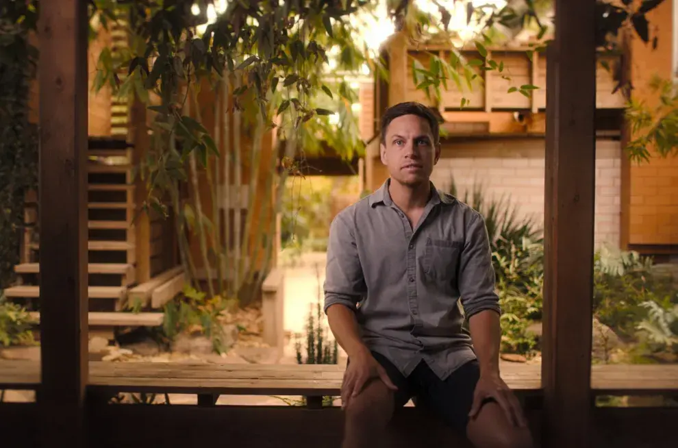 Rowan Deacon cuenta que lo que más le interesó fue el "cómo": ¿cómo un gurú logra tener tanto poder sobre gente tan laburante, articulada y con mundo?