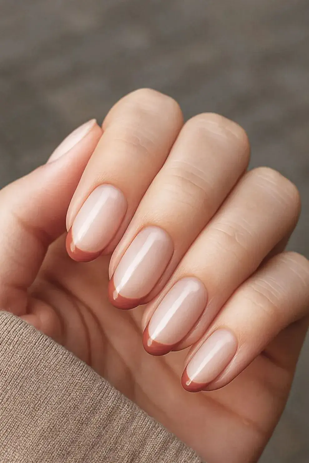 Una evolución directa de la clásica manicura francesa: en lugar de marcar la punta, el diseño se traslada a la base de la uña.Una evolución directa de la clásica manicura francesa: en lugar de marcar la punta, el diseño se traslada a la base de la uña.