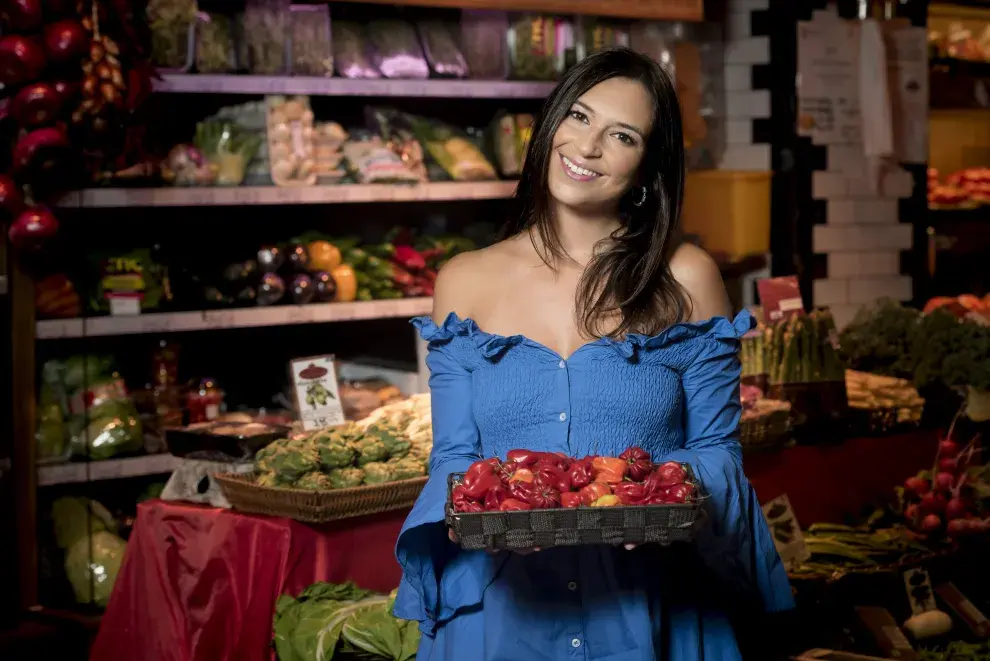 Comprar en mercados locales, probar comida en puestos callejeros y compartir las mesas familiares son las formas en las que Vero entra en contacto con la cultura de los lugares que visita, a través de su gastronomía.