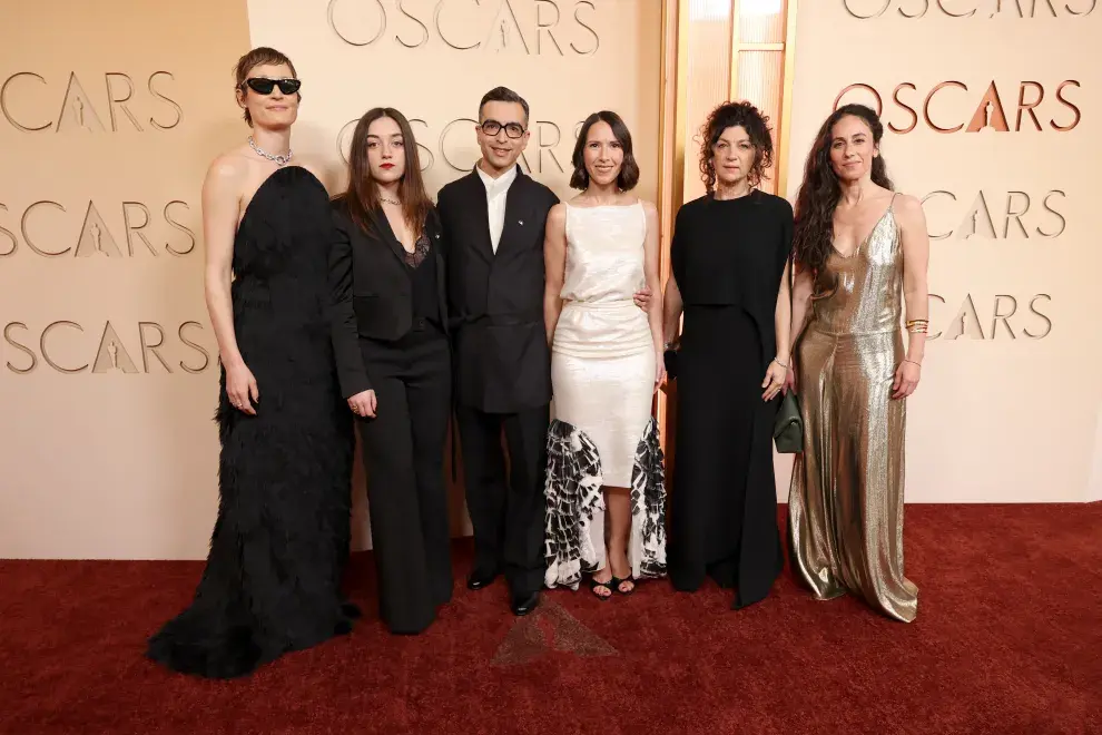 Foto de Vicky Krieps, Luàna Bajrami, Alexandre Singh, Natalie Musteata, Valentina Merli y Violeta Kreimer en la alfombra roja de los Premios Oscar 2026.