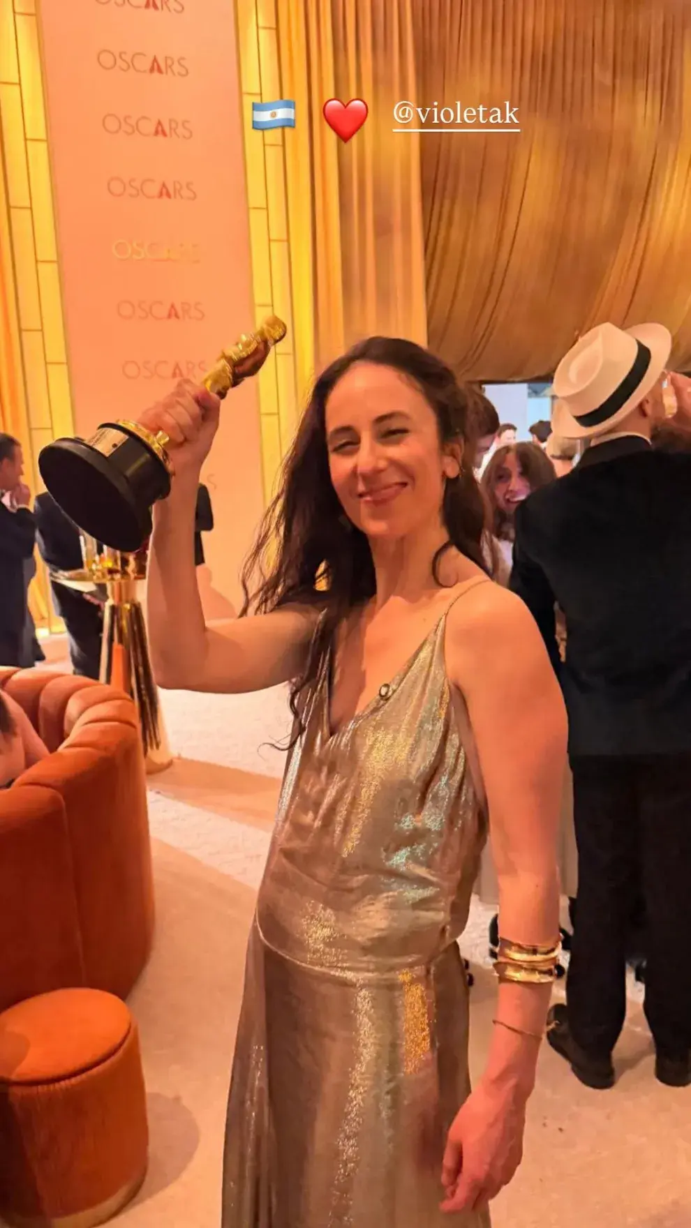 Foto de Violeta Kreimer con su premios Oscar a mejor cortometraje en los Oscar 2026.