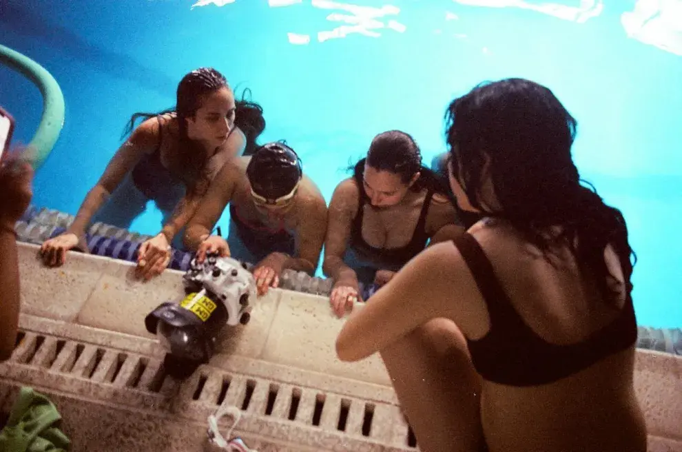 Delfi nadó junto a las protagonistas de sus fotos para mostrar la trama de vínculos que se arman entre las mujeres.