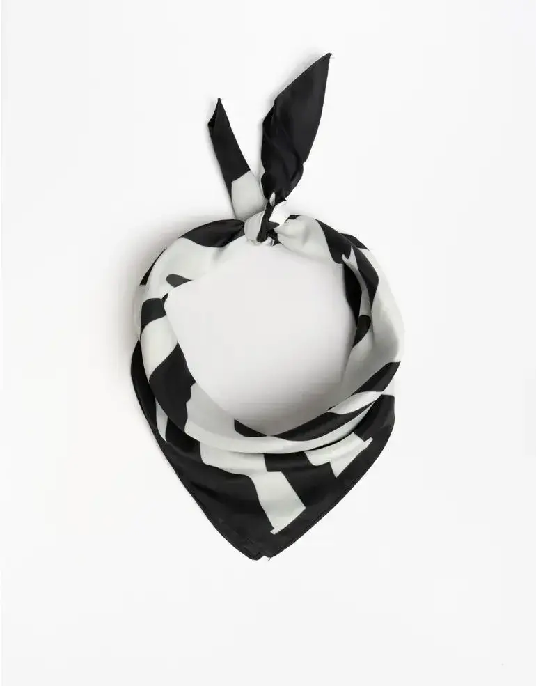 Si bien los pañuelos fueron tendencia en verano, continúan vigente en las próximas estaciones (ISADORA)