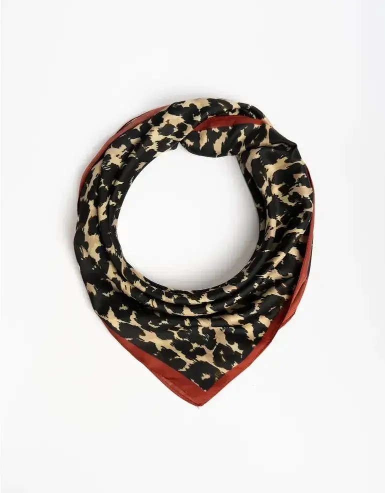 Si bien los pañuelos fueron tendencia en verano, continúan vigente en las próximas estaciones (ISADORA)