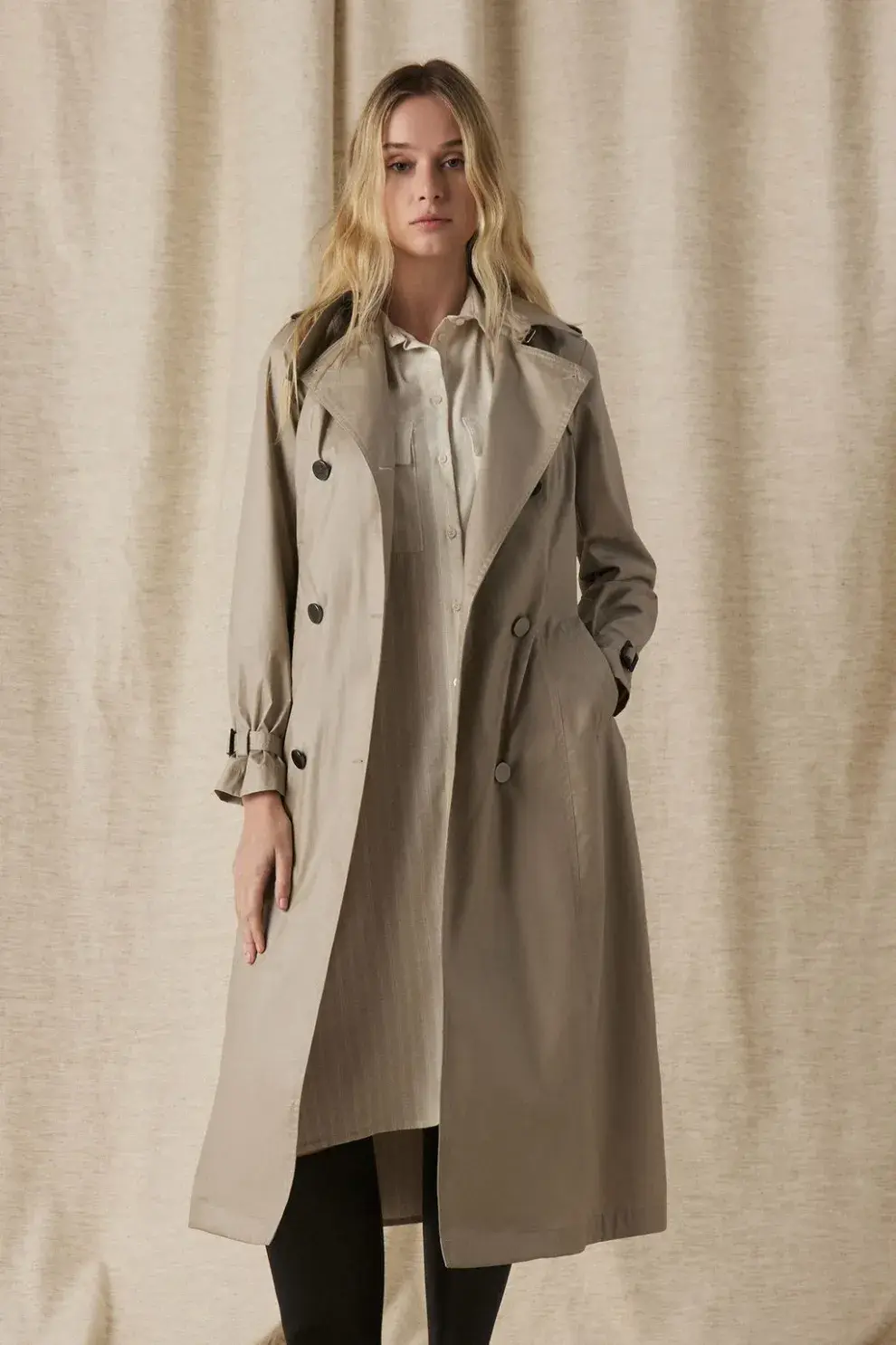 El trench es perfecto para usar distintas capas por debajo. Es un básico que no pasa de moda. (PERRAMUS $389.000,00)