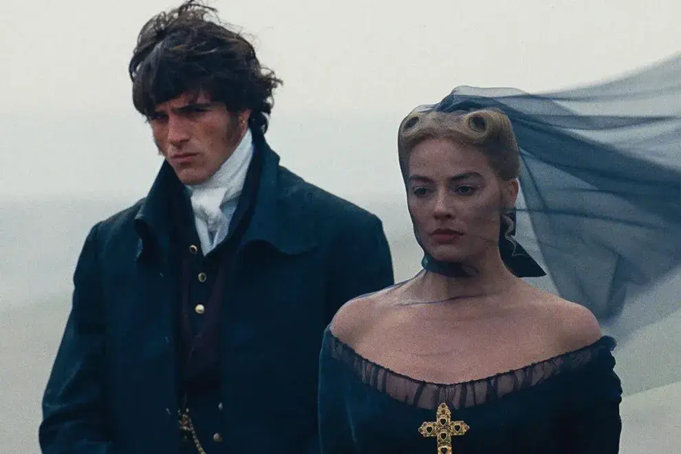 Con Margot Robbie y Jacob Elordi al frente del elenco y bajo la dirección de Emerald Fennell, la película reversiona el clásico de Emily Brontë con una mirada moderna, intensa y visualmente impactante.Con Margot Robbie y Jacob Elordi al frente del elenco y bajo la dirección de Emerald Fennell, la película reversiona el clásico de Emily Brontë con una mirada moderna, intensa y visualmente impactante.