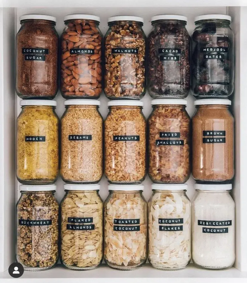 Los frascos de vidrio con tapa de rosca o cierre tipo clip no solo prolongan la frescura, sino que permiten ver el contenido de un vistazo.