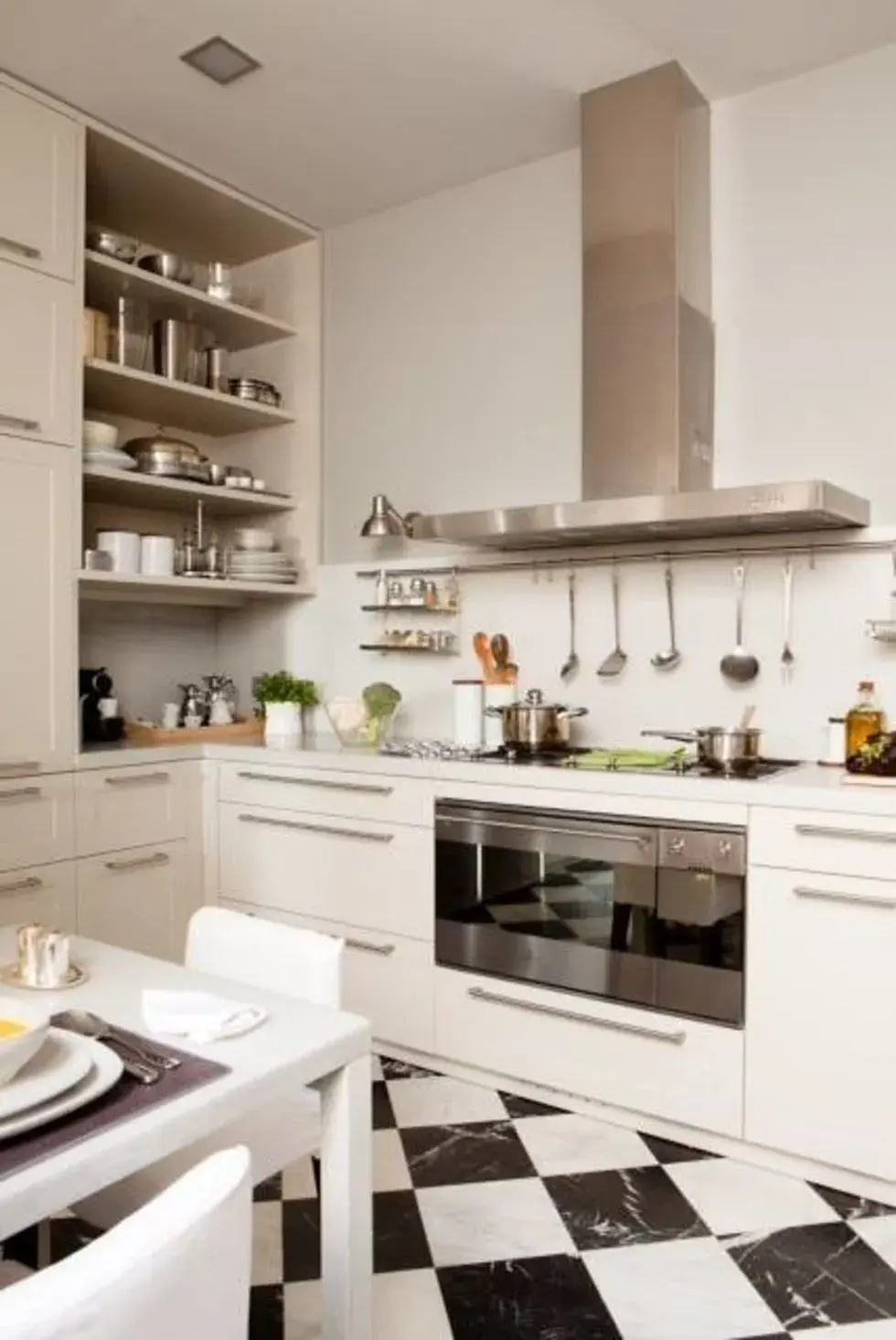 Con superficies despejadas, buenas soluciones de guardado y una estética coherente, podés transformar este espacio en un ambiente más práctico, lindo y fácil de mantener todos los días.