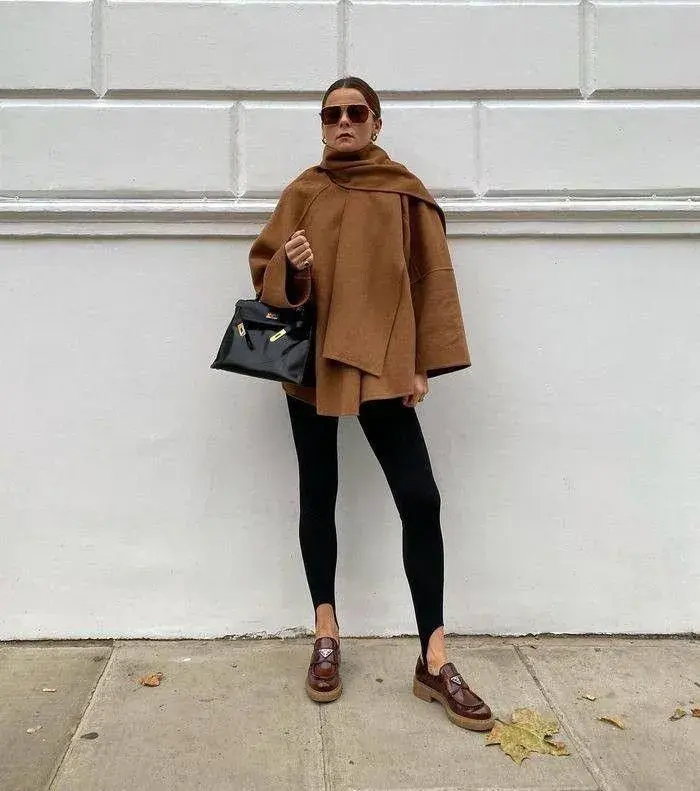 El éxito del fuseau radica en su capacidad de adaptación. Puede ser parte de un look minimalista, elegante o incluso sporty, según cómo se combine. Esa versatilidad es justamente lo que lo posiciona como el nuevo básico del guardarropa.