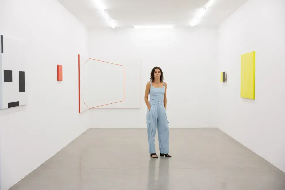 En la muestra La intención del aire, Gilda Picabea explora la capacidad de la pintura para abrazar el espacio a su alrededor. 