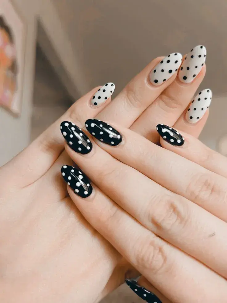 Para un look elegante y discreto, los micro lunares sobre esmaltes nude o rosados son una apuesta segura.