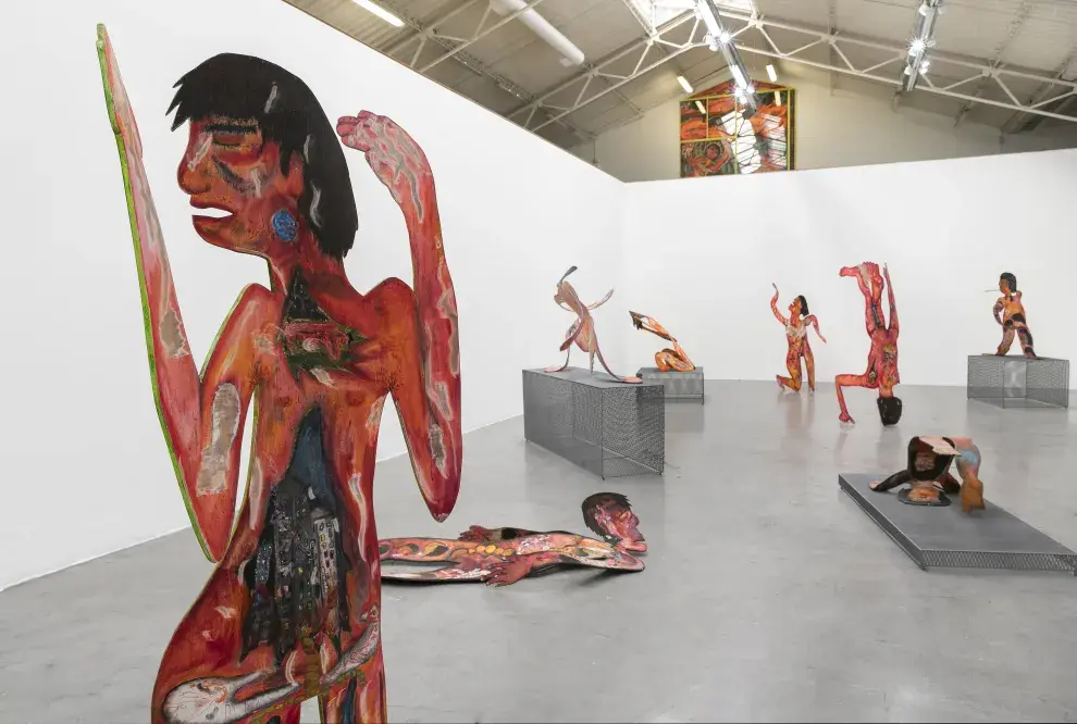 Los cuerpos de Ulises Mazzuca reclaman su lugar en el espacio a través de figuras que se contorsionan y narran historias de juventud.