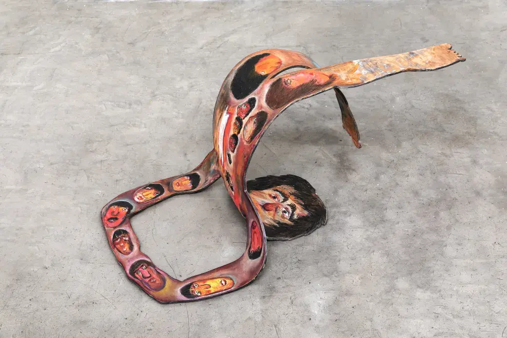 Cada escultura contiene una densidad inabarcable de pinturas en las superficies -ambas faces- que son delgadas en su espesor y anatómicas en el perímetro que traza ese límite firme que por dentro estalla sin contención alguna.