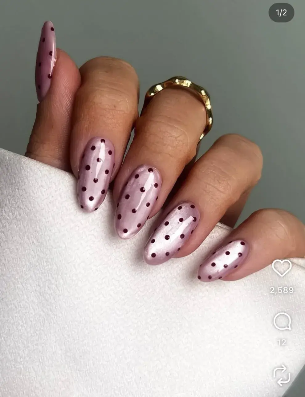 Para un look elegante y discreto, los micro lunares sobre esmaltes nude o rosados son una apuesta segura.