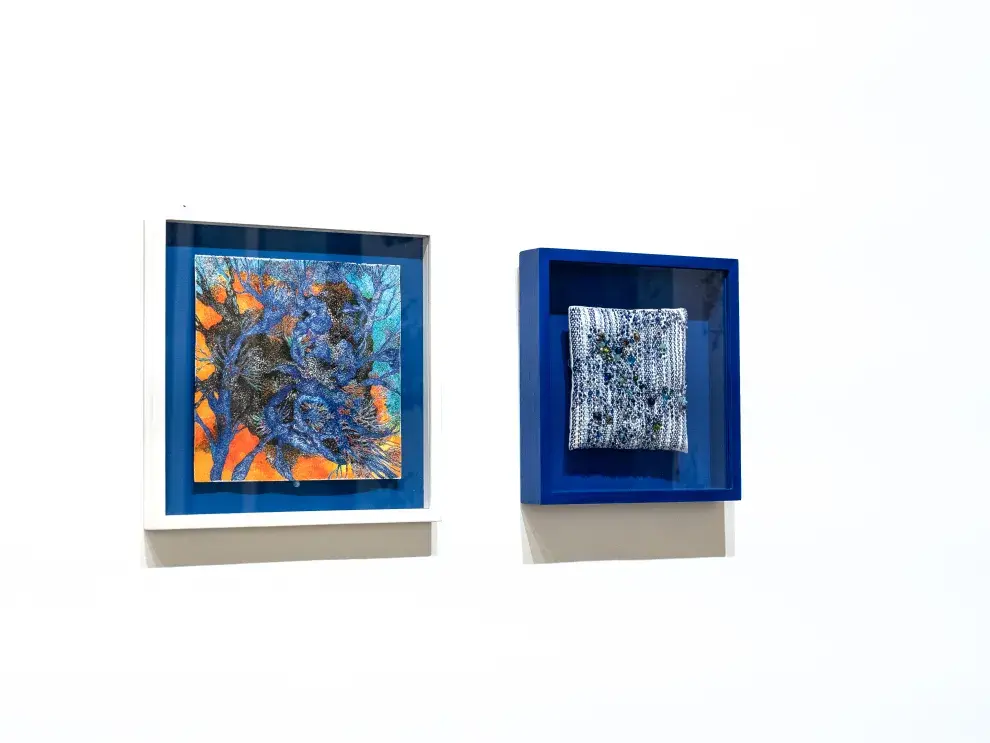 Los dibujos de Mariana Jasper asoman al color y entablan una conversación con los textiles de Deby Staiff.