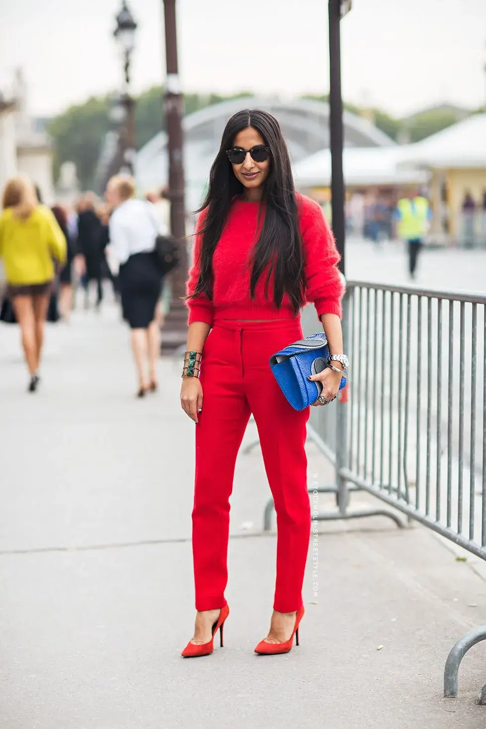 Las pasarelas lo confirman: el rojo vuelve con fuerza en versiones intensas y cálidas, mientras que el azul se despliega en múltiples variantes, desde tonos eléctricos hasta opciones más suaves y elegantes.