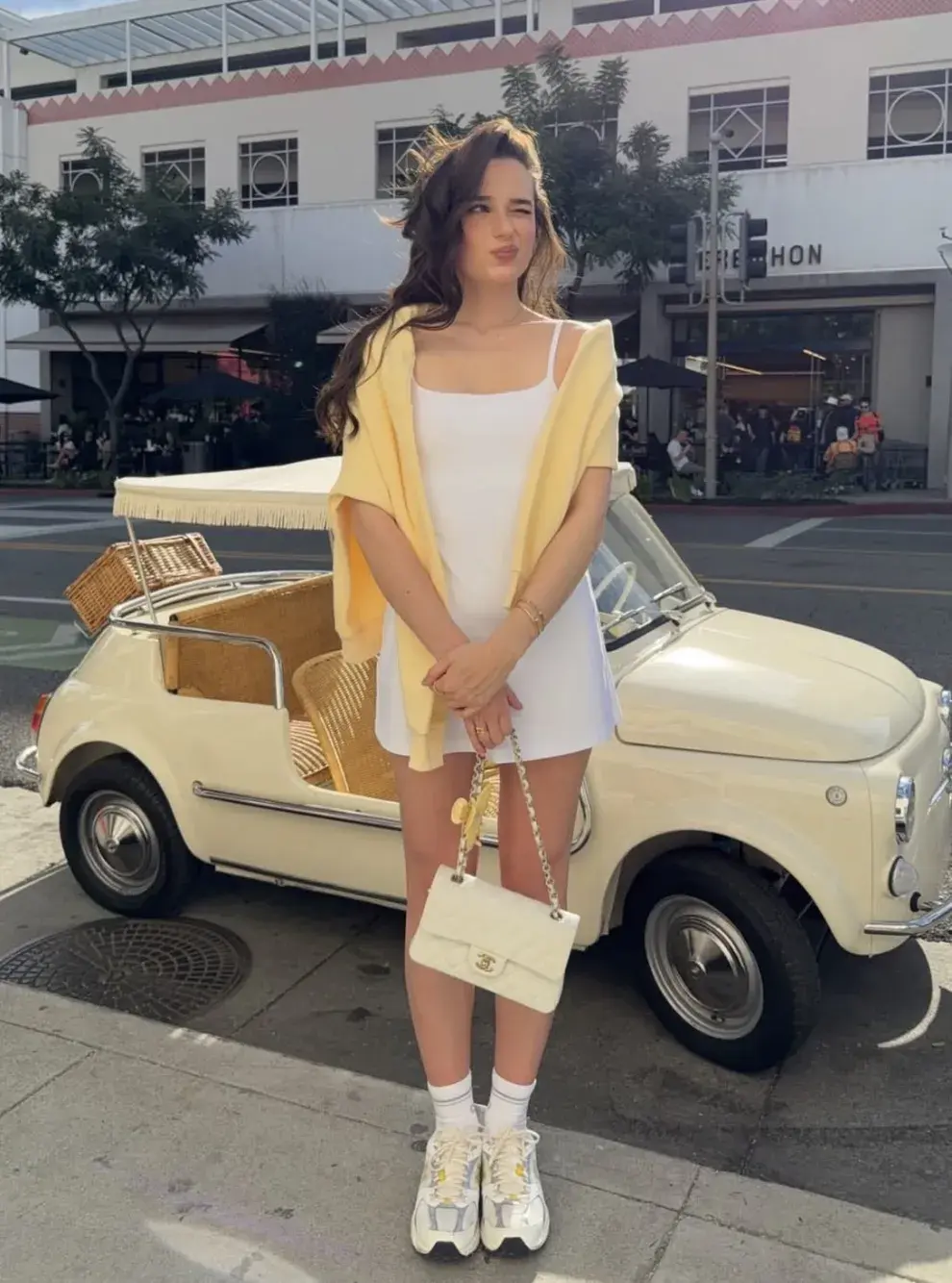 Coconut girl: la nostalgia surfer que revive los 2000