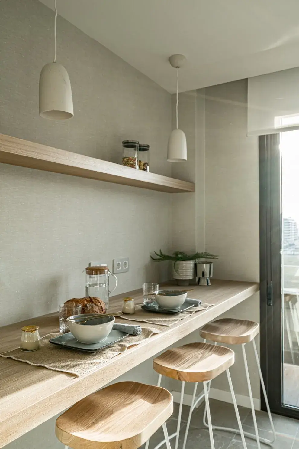 Más que un simple rincón, se trata de un espacio pensado para resolver las comidas rápidas del día —desde el café de la mañana hasta una merienda improvisada— con comodidad, orden y estilo.