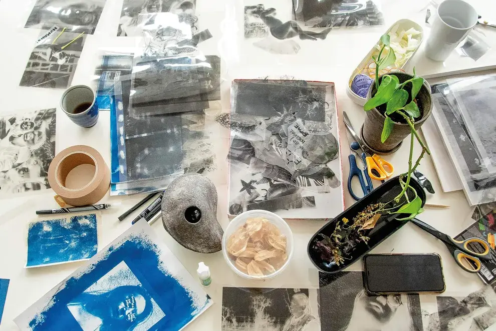 Una mesa con materiales de cianotipia