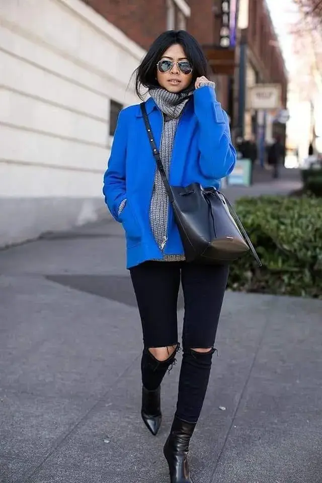 Jugá con distintas texturas dentro del mismo tono (lana, satén, denim) para sumar profundidad y evitar que el conjunto se vea plano.