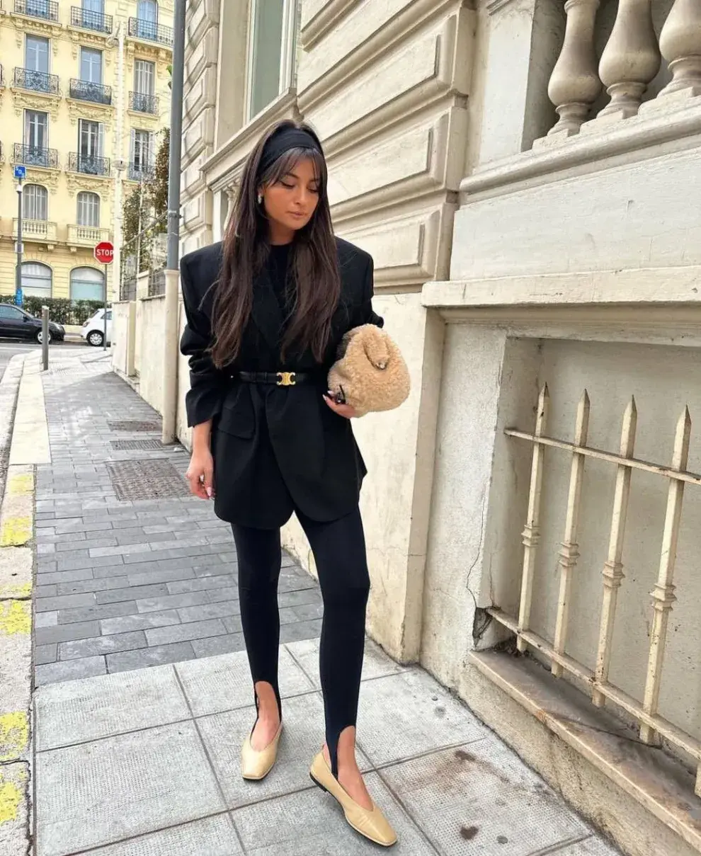 Si bien el negro sigue siendo el favorito —por su efecto estilizador y versatilidad—, esta temporada se suman tonos como gris, marrón chocolate, verde oliva y azul oscuro.