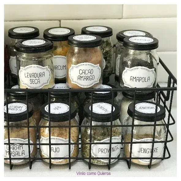 Durante años, los condimentos ocuparon un lugar secundario en la cocina: frascos sueltos, etiquetas desiguales y una lógica más improvisada que funciona