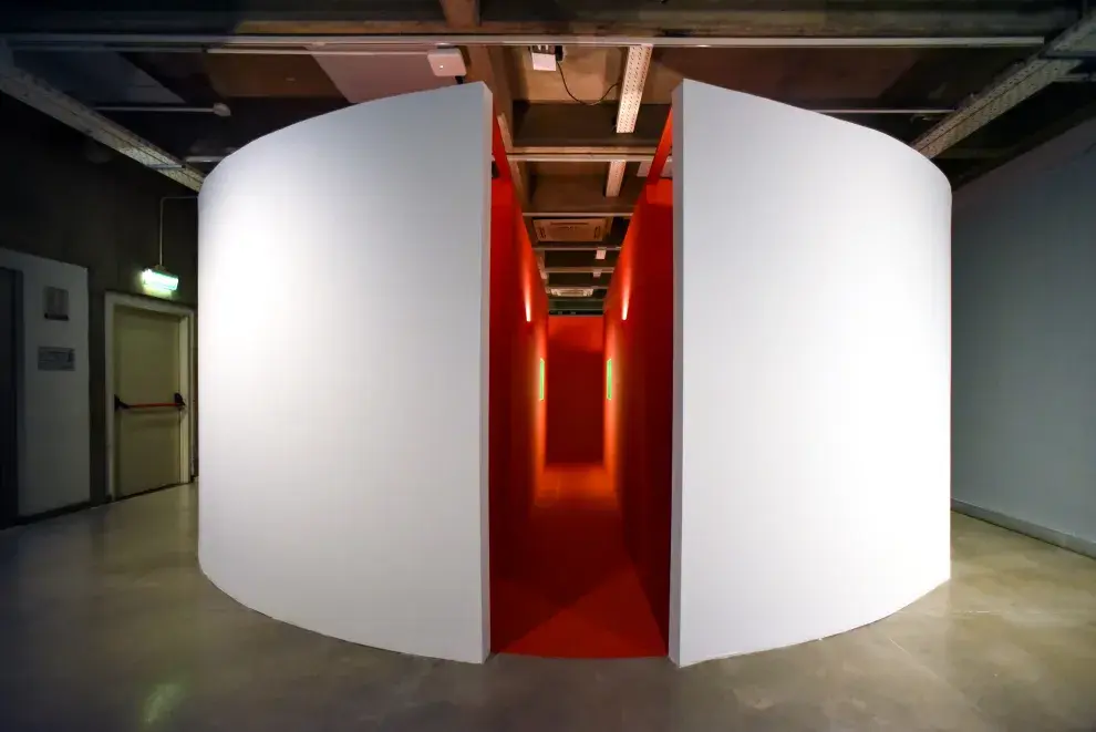 La circulación propuesta replica el loop extraño de un desplazamiento continuo que no conduce a un punto de salida claro y que pone en tensión las nociones tradicionales de recorrido y orientación. 