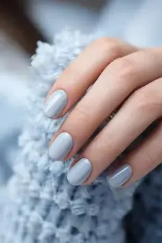 El celeste también se adapta a la temporada con un giro más sofisticado: menos brillante, más “humo”.