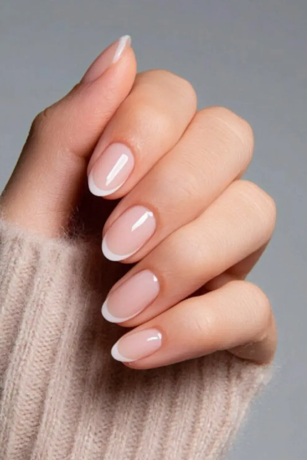 En uñas redondas —una de las siluetas más elegidas por su naturalidad y comodidad— este diseño encuentra el equilibrio perfecto entre lo clásico y lo moderno.