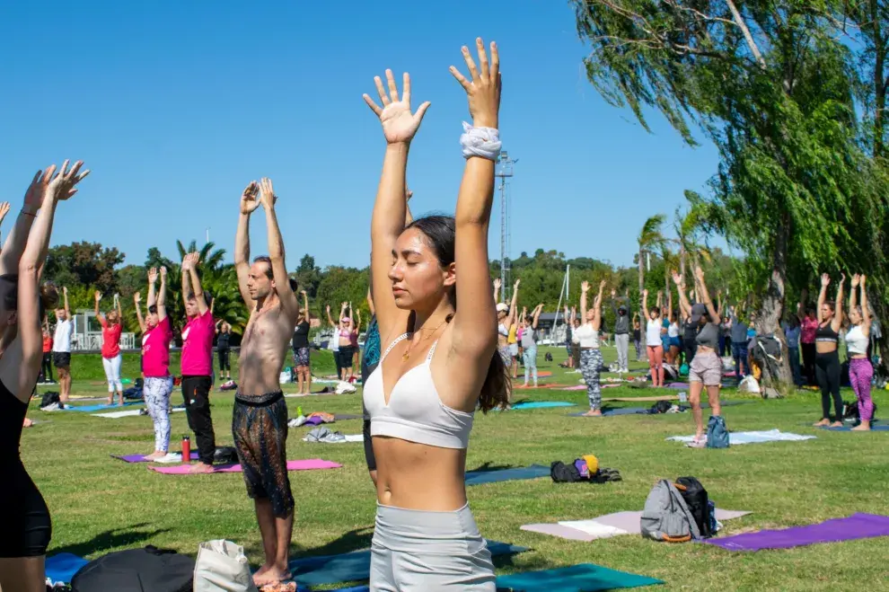 Personas haciendo yoga al aire libre