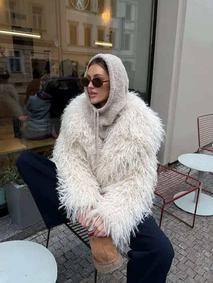 Adiós al tapado largo: el abrigo vintage que volverá a estar de moda en 2026 