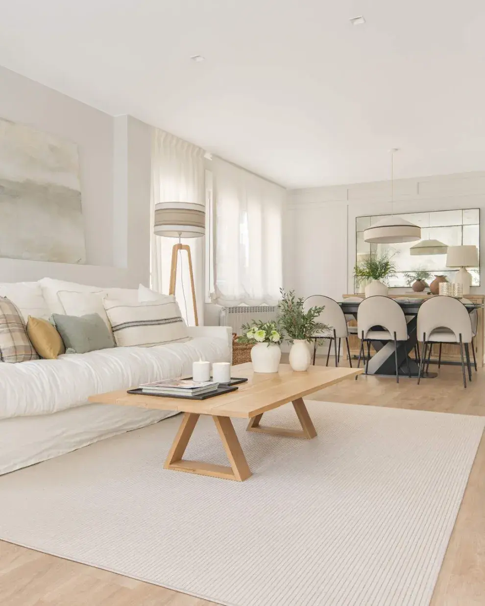 Los tonos claros amplían y reflejan la luz, mientras que los oscuros generan ambientes íntimos y sofisticados. 